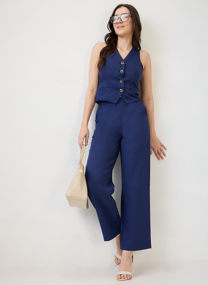 جلو باص طقم نسائي بلون كحلي من جلوبس، سترة بياقة على شكل حرف  وجيوب أمامية مع بنطلون، طقم عمل - Image 1